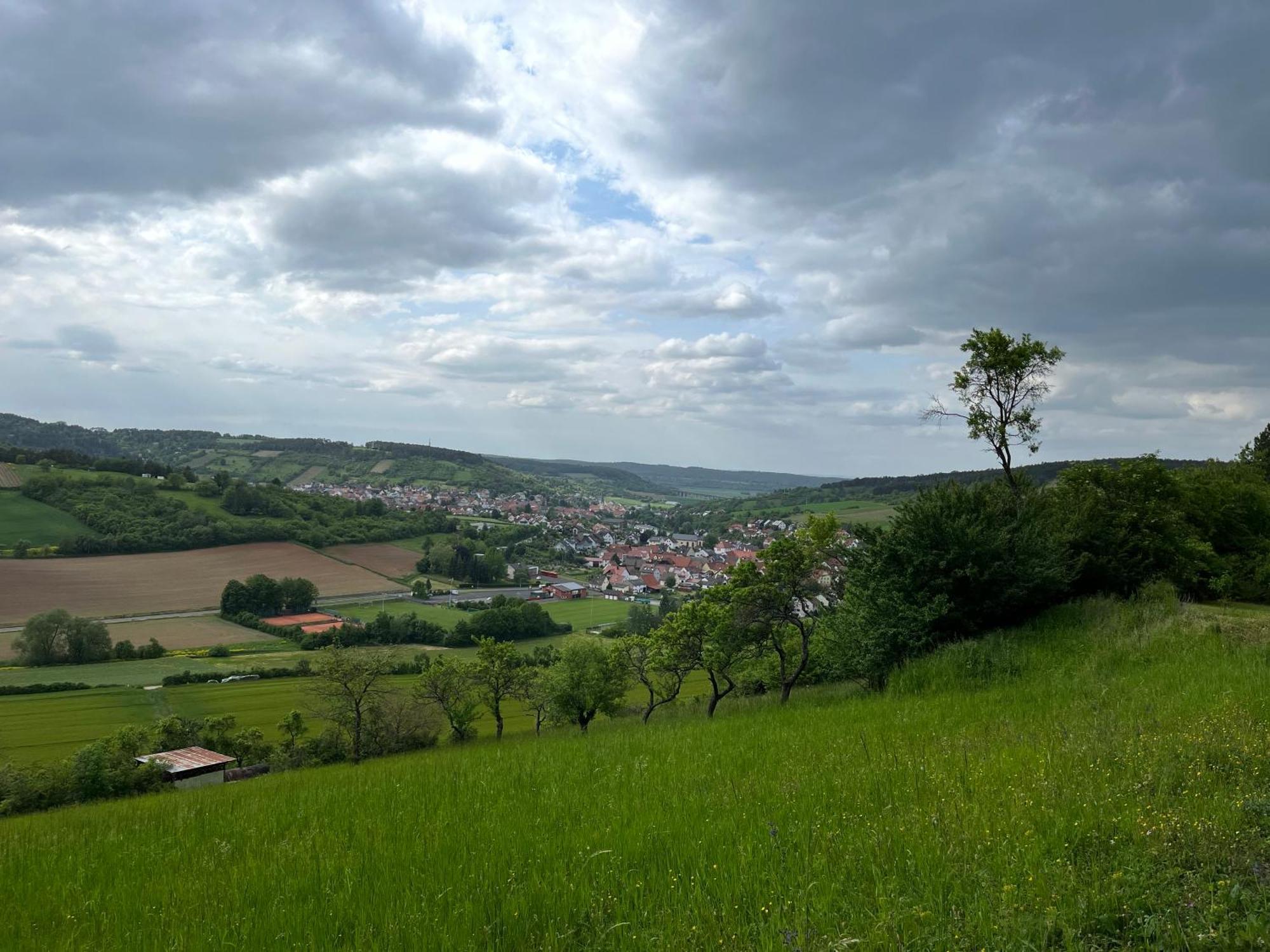Ferienhaus Weinbergblick - Nahe Wuerzburg - 2 Schlafzimmer - Familienfreundlich - Terrasse Unterleinach Bagian luar foto